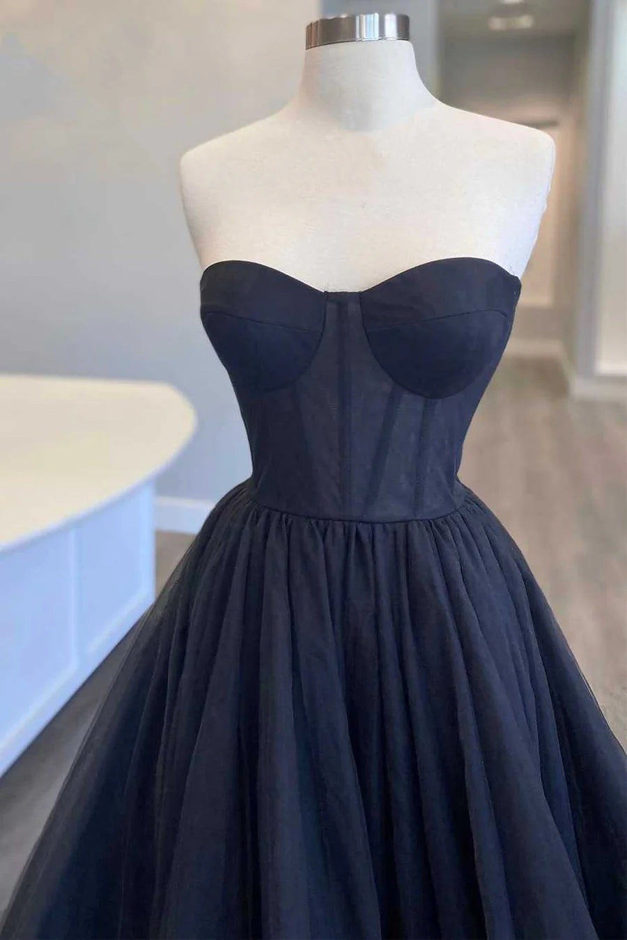 Vestido de fiesta de varios niveles sin tirantes y corte A